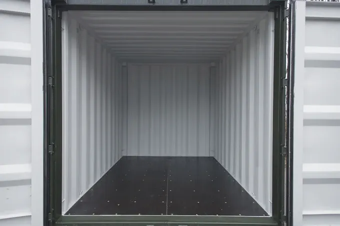 Interior limpio y vacío de un trastero contenedor de AUTOBOX con suelo de madera